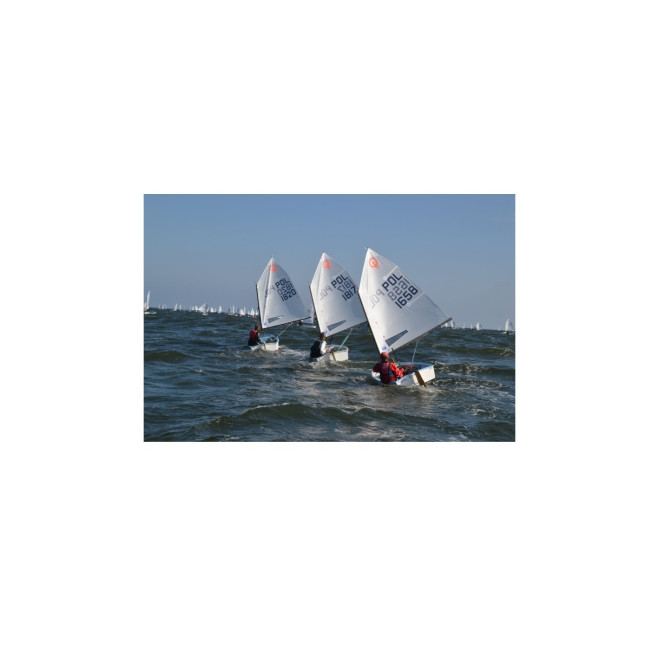 Usługa naklejania numeru na żagiel